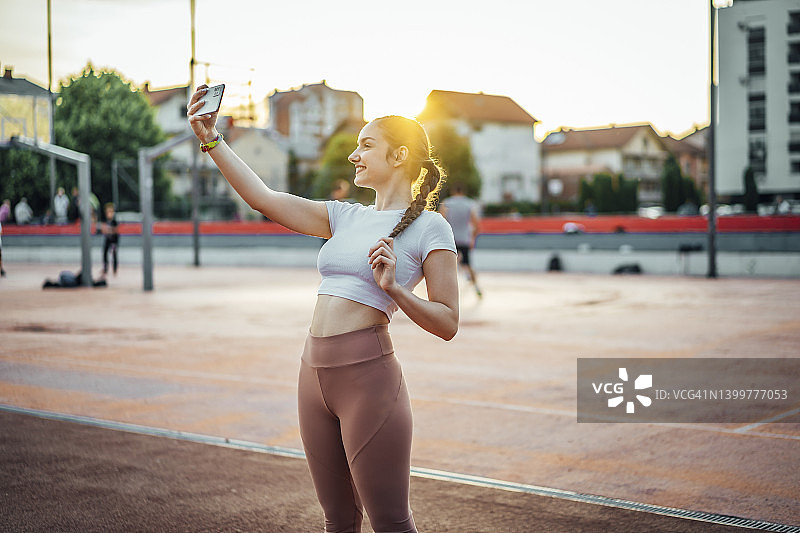健身女人锻炼后自拍图片素材