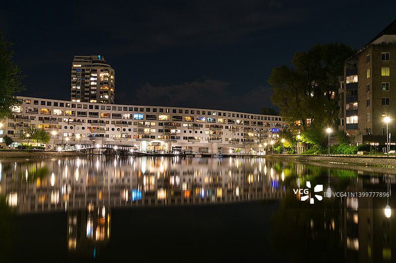 夜晚平静水面上住宅楼的倒影图片素材