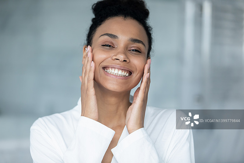 拥有完美肌肤的快乐年轻非裔美国女性肖像图片素材