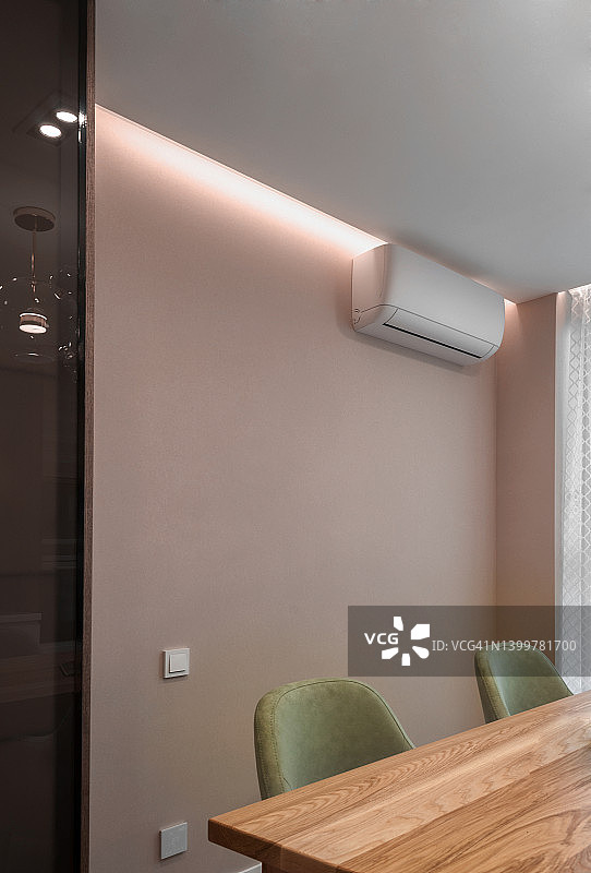 带空调和创意LED灯的现代房间内饰图片素材