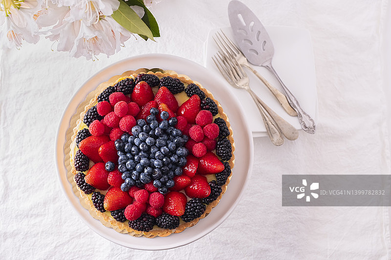 乡村风7月4日浆果馅饼甜点鲜花餐布银器图片素材