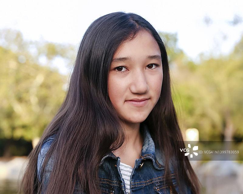 表情严肃的少女肖像图片素材