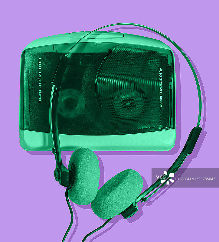 带耳机的80、90年代便携式卡带音乐播放器图片素材