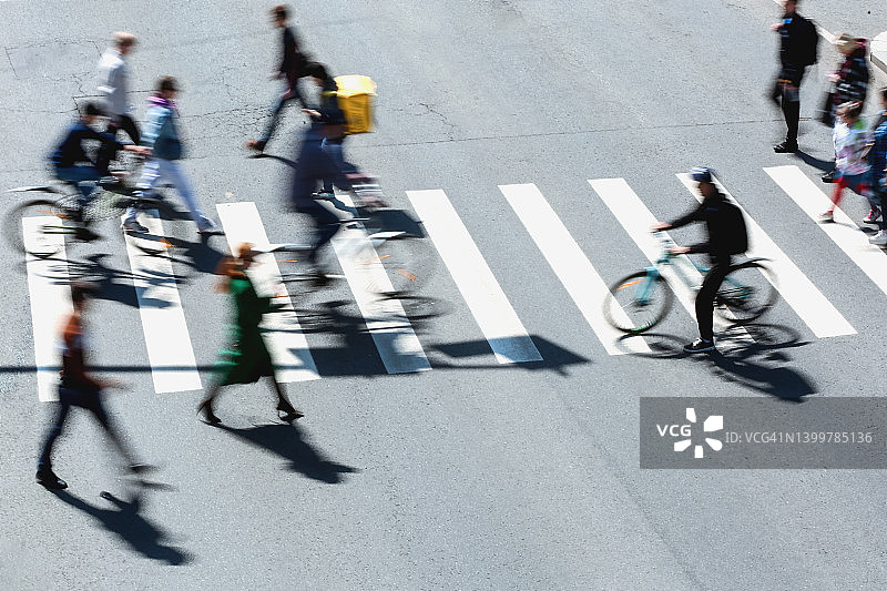 俯视角度拍摄的模糊人群过马路图片素材