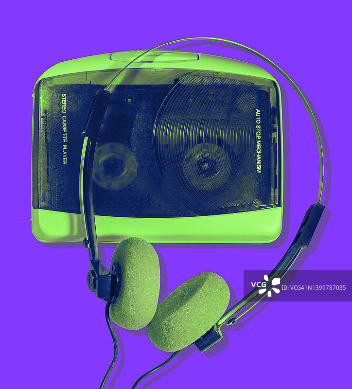 带耳机的80、90年代便携式卡带音乐播放器图片素材