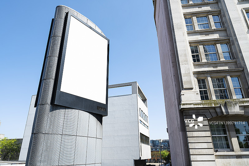 建筑物中的空白数字广告牌图片素材