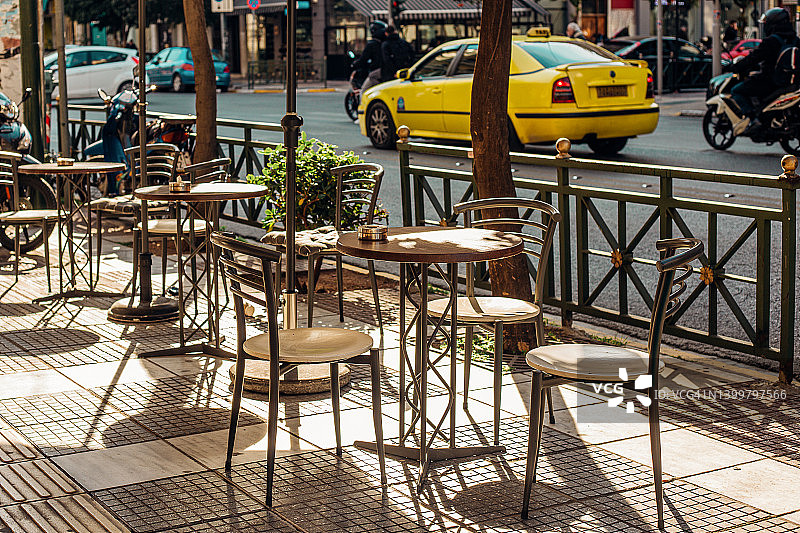 街道上的户外餐桌图片素材