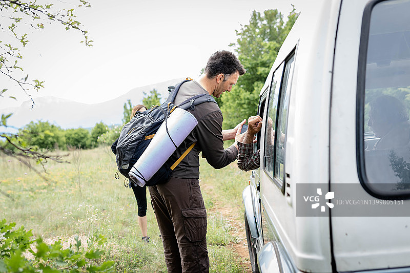 徒步旅行者问路图片素材