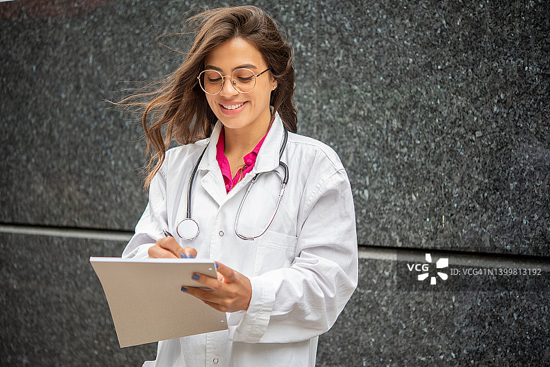 年轻英俊的女医生图片素材