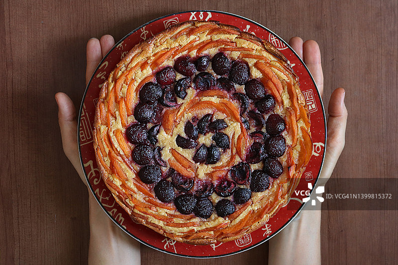 美味自制杏仁樱桃馅饼图片素材