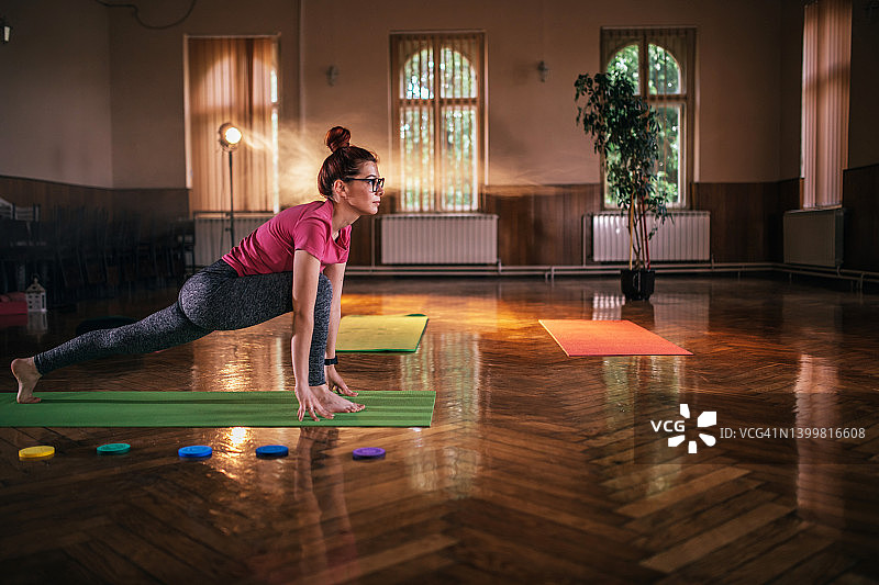 一群女人在瑜伽课上冥想图片素材