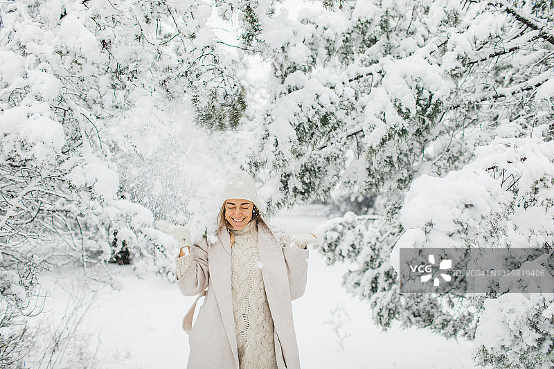 年轻漂亮的快乐女孩享受冬天和美丽的雪景图片素材