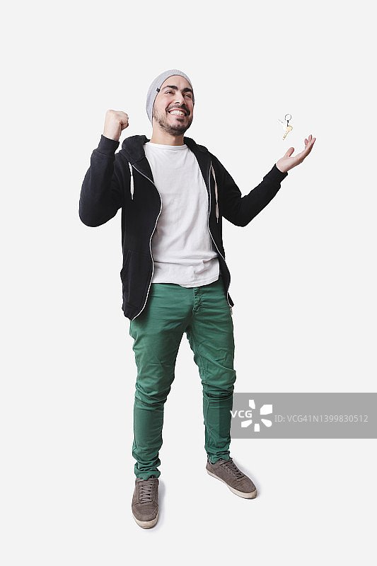 中年男人展示房屋钥匙图片素材