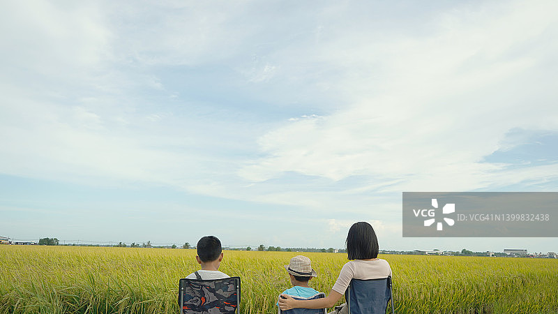亚洲母亲和孩子在稻田前图片素材