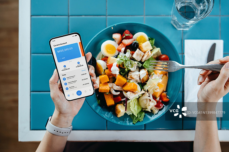 年轻女人手机在线银行金融管理图片素材