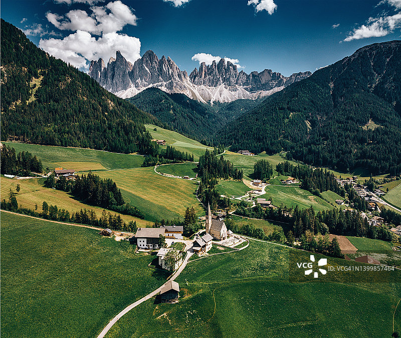 富内斯山谷的圣马格达莱纳教堂图片素材