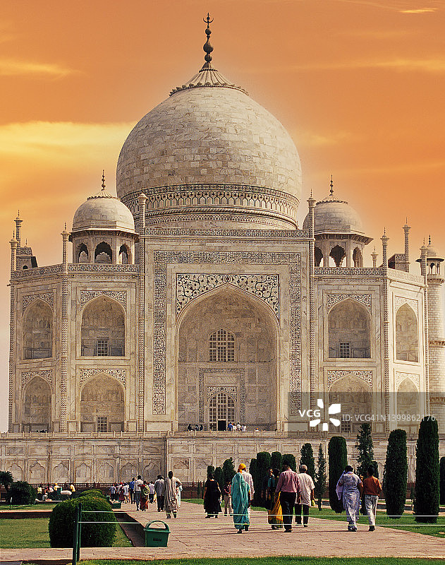 印度阿格拉泰姬陵游客图片素材