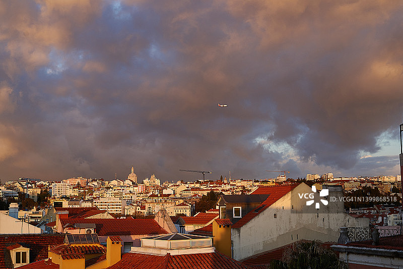 葡萄牙里斯本，在埃斯特雷拉大教堂和城市屋顶上空飞行图片素材