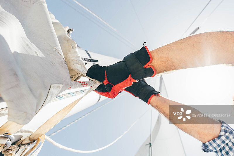 水手操作绞盘图片素材