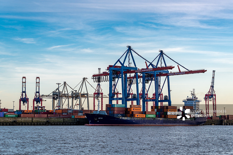 汉堡港的集装箱船图片素材