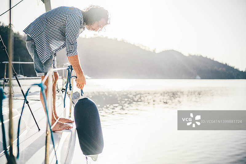 男子悬挂挡泥板图片素材