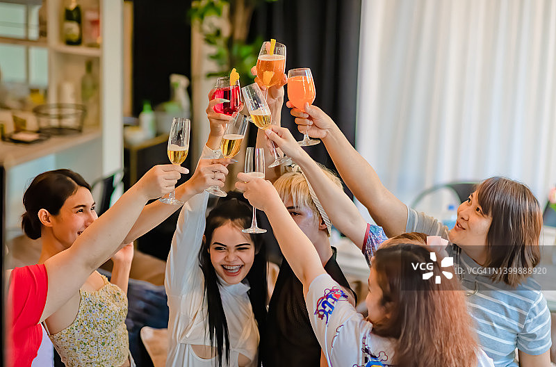 朋友们，干杯！图片素材
