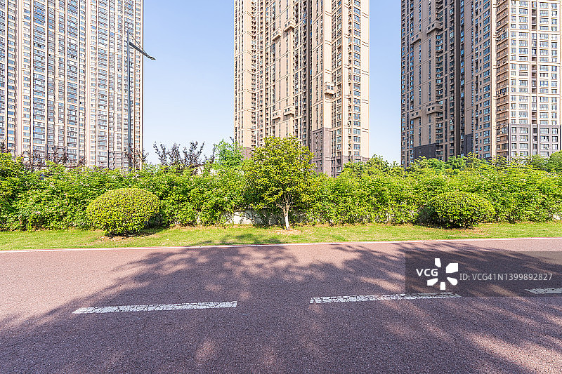 现代城市背景下的空旷道路图片素材