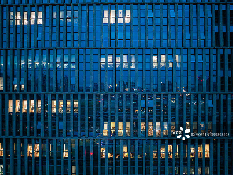 夜晚的现代办公室图片素材