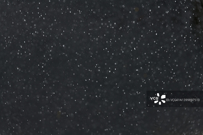 黑色背景上的雨水纹理图片素材