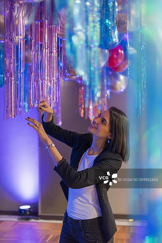 拉丁裔活动组织者正在审查她准备的派对的最后细节图片素材