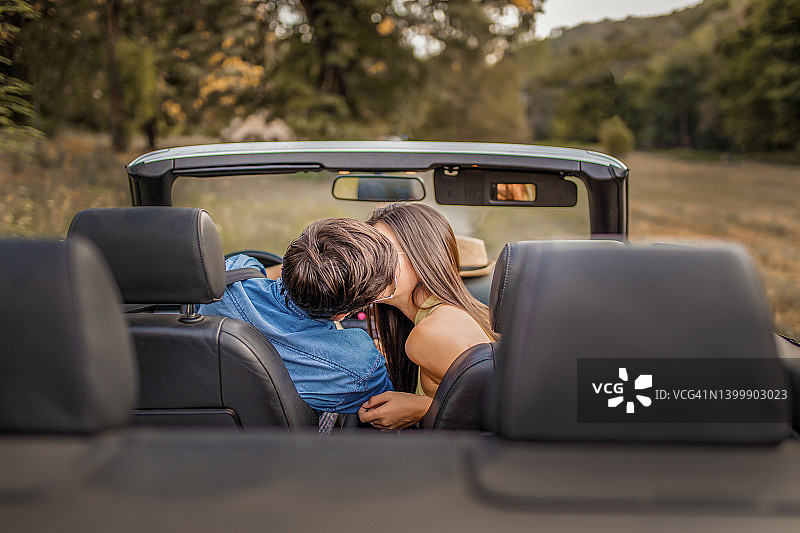 浪漫情侣在公路旅行中享受乐趣图片素材