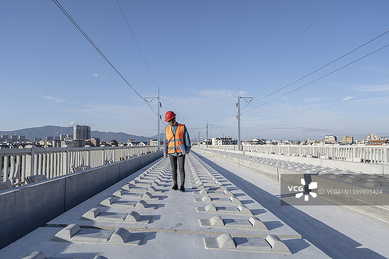 在铁路上检查施工的女工程师图片素材