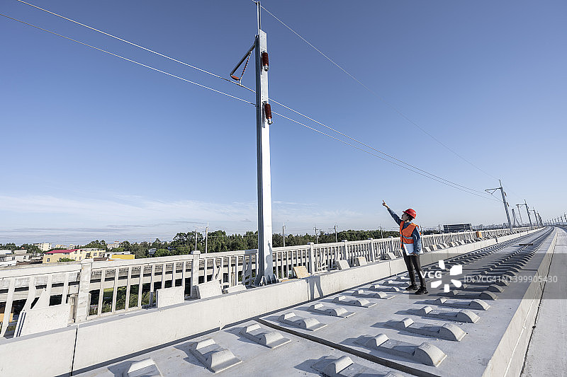 在铁路上检查施工的女工程师图片素材