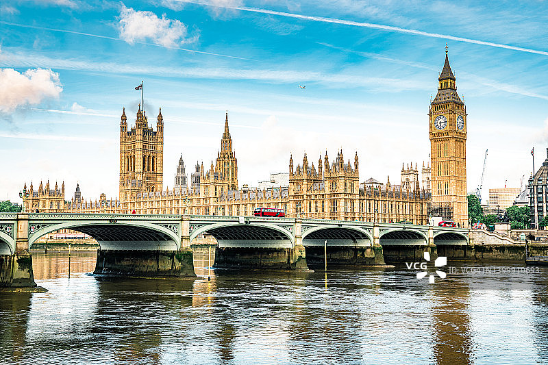 伦敦威斯敏斯特桥与议会大厦和大本钟图片素材