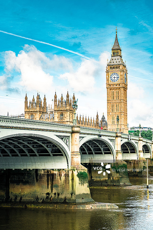 伦敦威斯敏斯特桥与议会大厦和大本钟图片素材