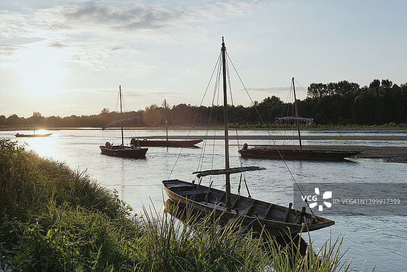 卢瓦尔河上的传统船只图片素材