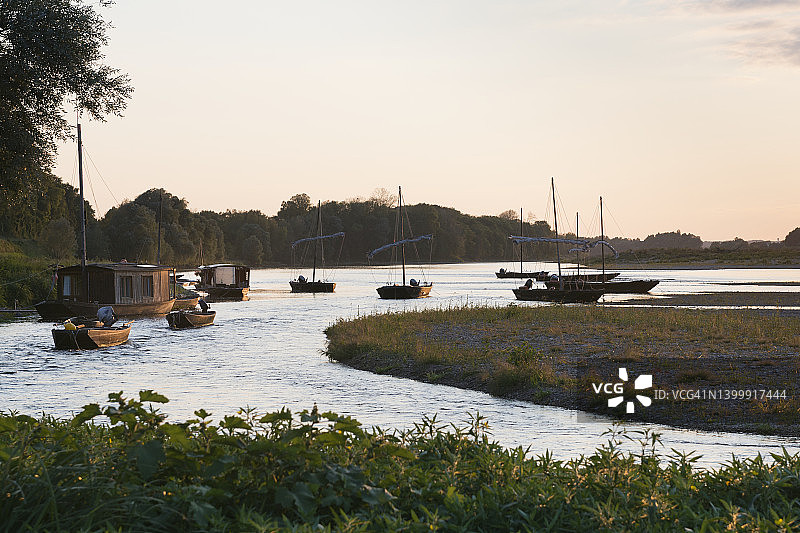 卢瓦尔河上的传统船只图片素材