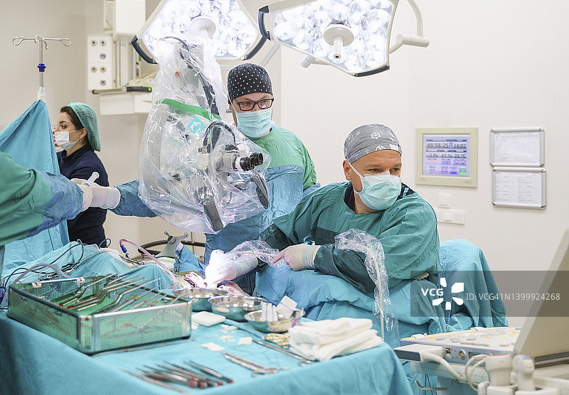 神经外科团队在医院手术室进行脑肿瘤手术图片素材