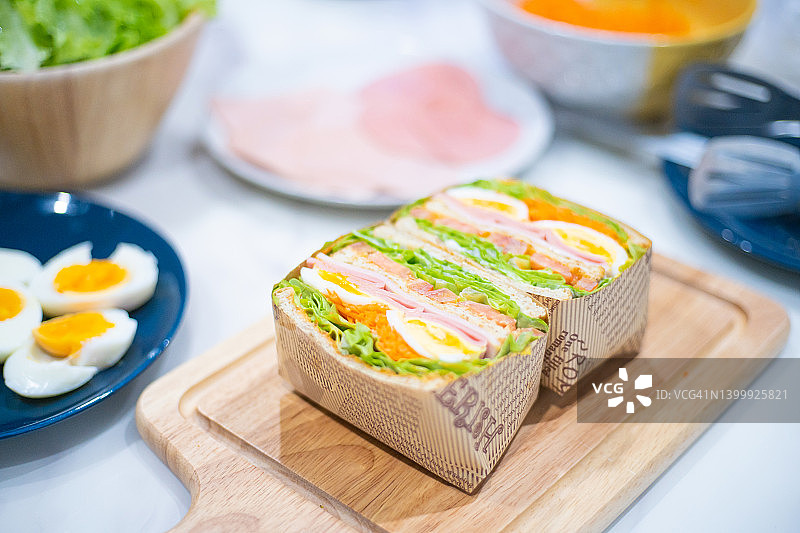 全麦面包三明治，配沙拉、番茄、鸡蛋、奶酪和博洛尼亚香肠图片素材