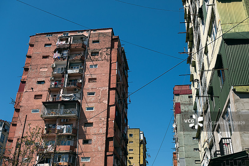 阳光下晾晒干净的毛衣和裤子图片素材