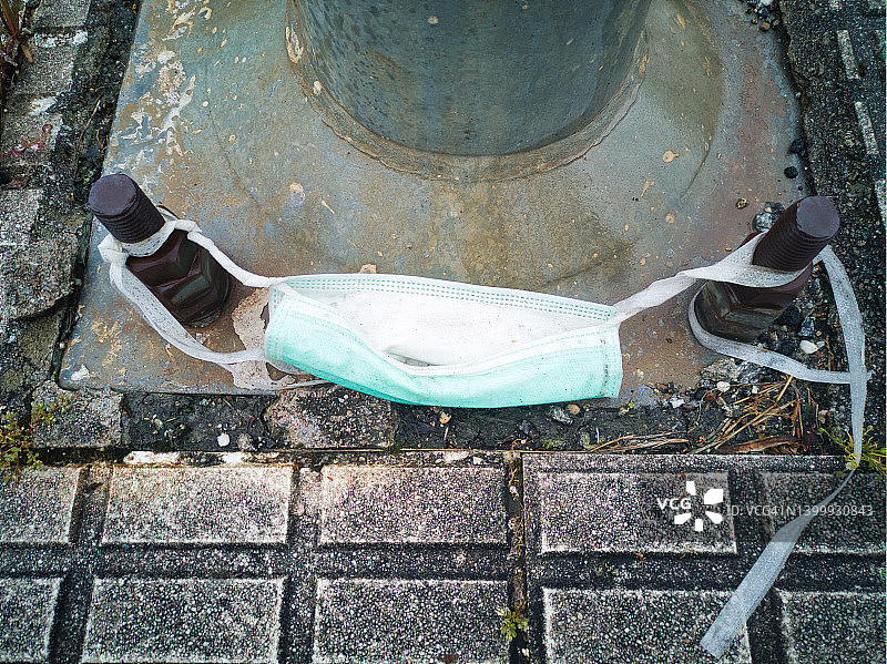 系在灯柱螺丝上的面具图片素材