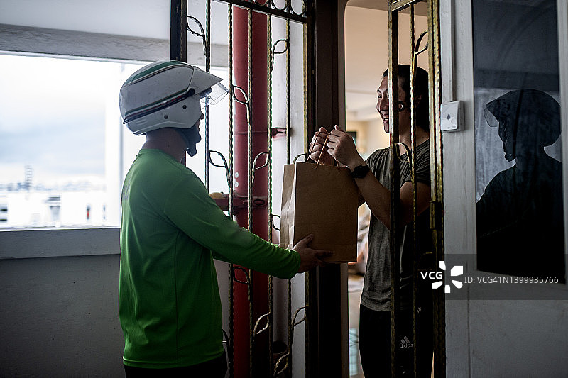 食品配送员向房主送餐图片素材