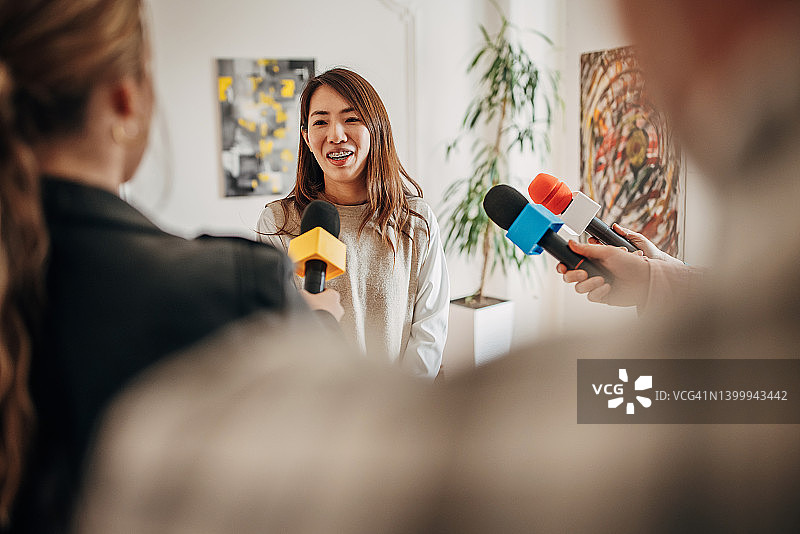 艺术家与媒体交谈图片素材