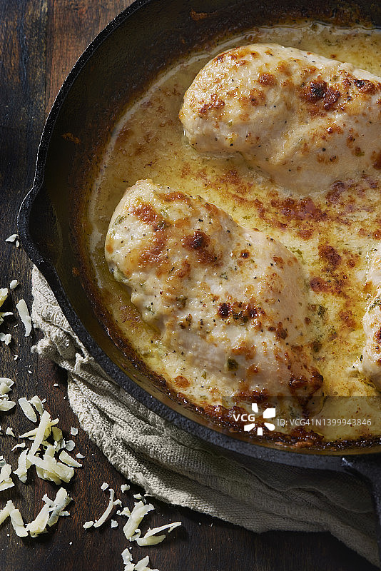 奶油焗帕尔马干酪鸡肉图片素材