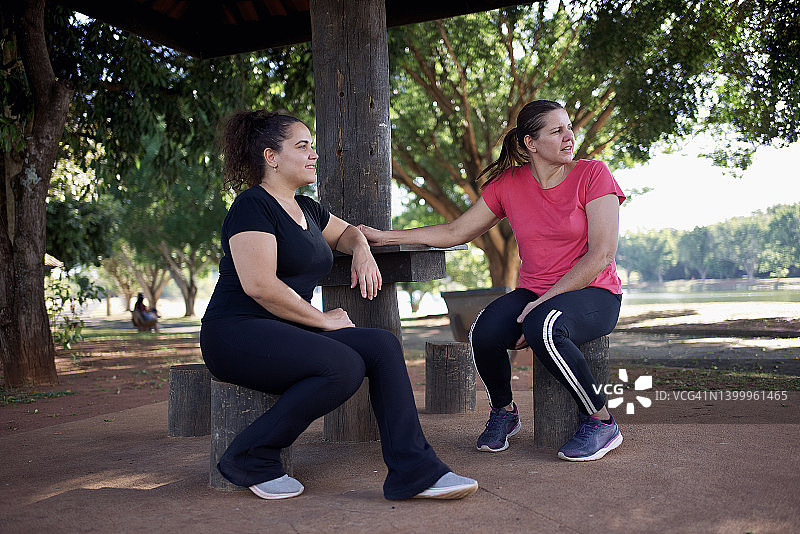 在公园享受休闲时光图片素材