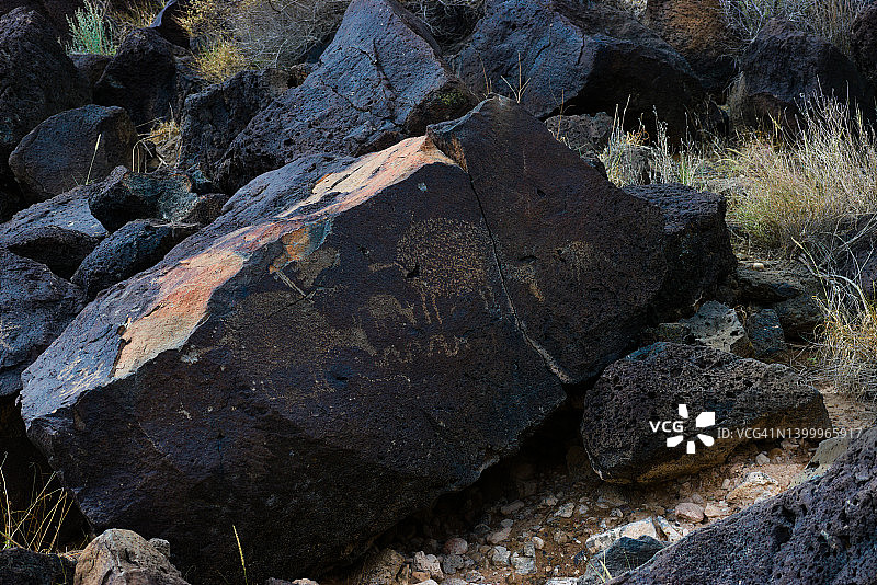 火山岩上雕刻的图案和符号图片素材