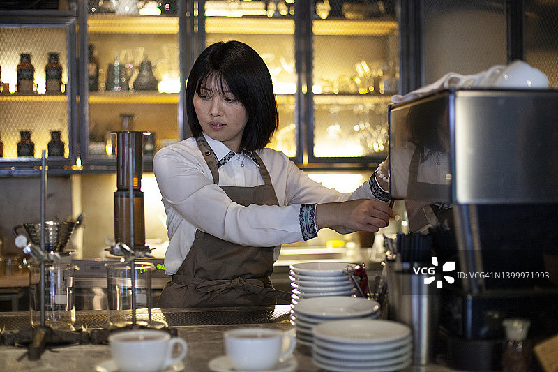 咖啡师在台北咖啡馆为顾客服务图片素材