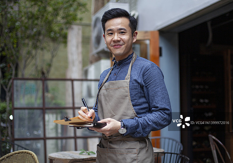 站在咖啡店前的亚洲店主，台北图片素材