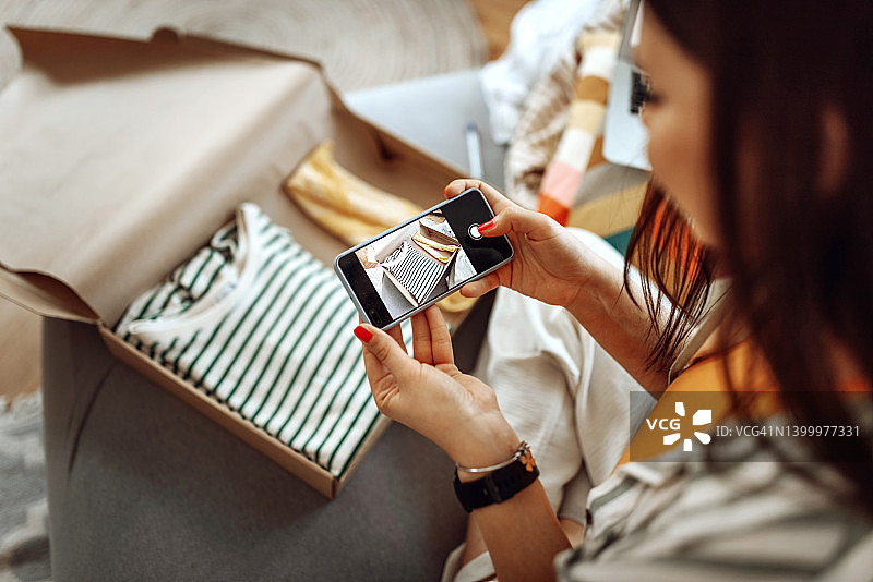 年轻女人准备送洗衣物图片素材