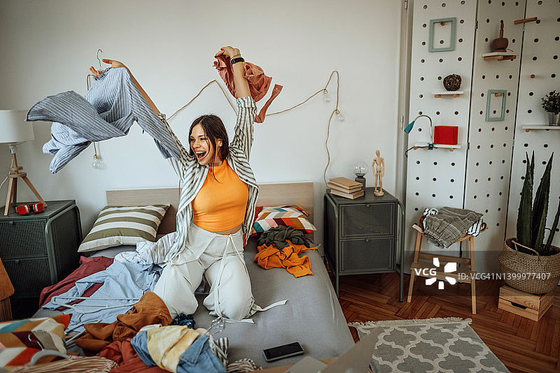 在卧室里玩耍的快乐女人图片素材